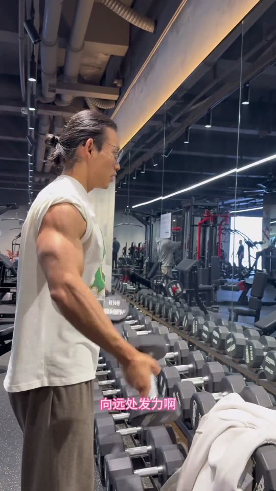 肩部跟练系列来啦 赶紧练起来吧 第 42 帧