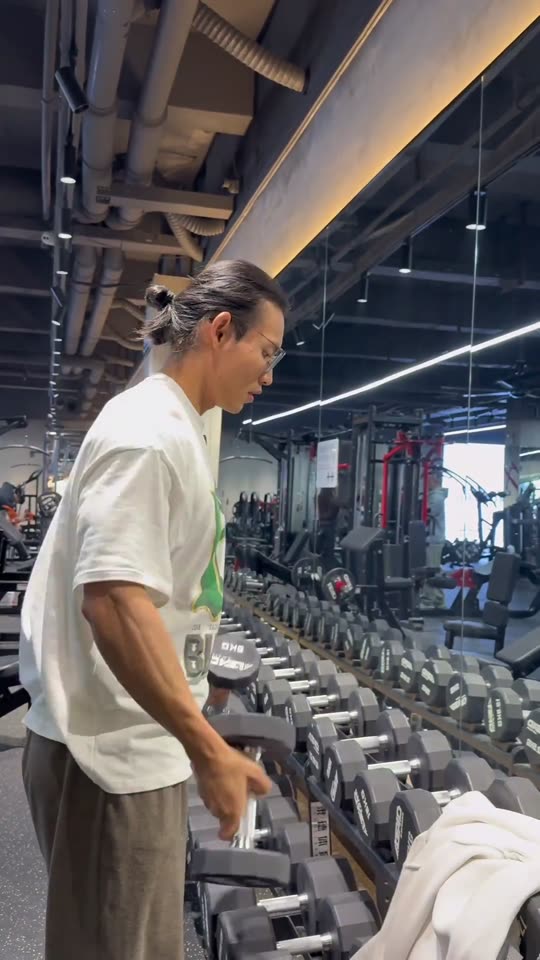 肩部跟练系列来啦 赶紧练起来吧 第 44 帧