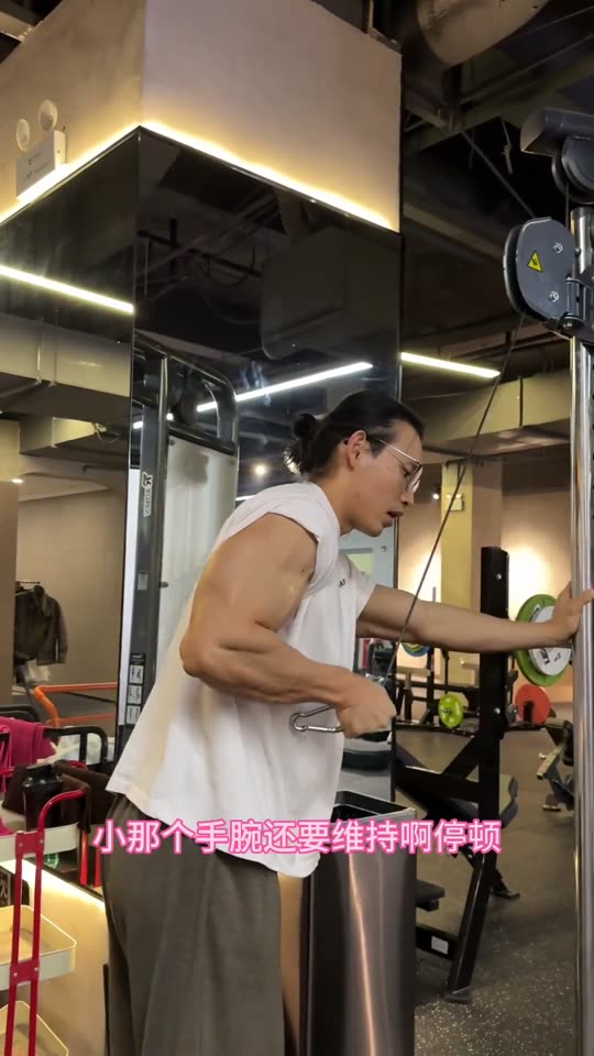 大家一直要的手臂训练跟练来啦 赶紧练… 第 22 帧